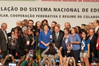 \"Espero que as discussões sirvam de base para a regulamentação do PNE\", afirma Dilma Rousseff