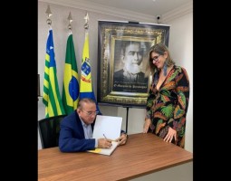 Valdeci Cavalcante lança livro sobre Marquês de Paranaguá em Oeiras