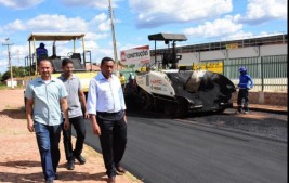 Prefeito Joel visita trecho em obras na Avenida Dirceu Arcoverde