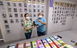 APL doa livros para seminários da Seduc