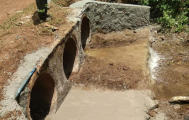 Prefeitura realiza manutenção em bueira entre a localidade Grossos e o povoado Caraíbas