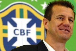 Dunga anuncia primeira