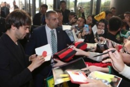 Kaká se apresenta à Seleção com gritaria de fãs: “Eu não esperava”