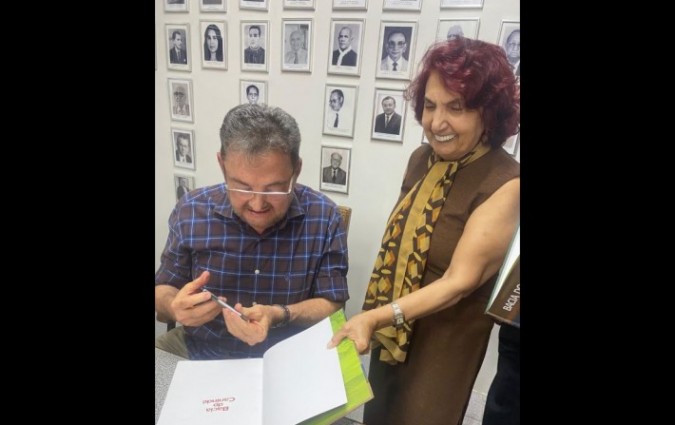Wilson Martins apresenta e autografa livros aos acadêmicos