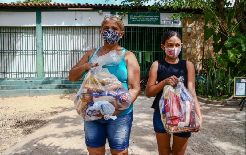 Alunos da rede estadual recebem kits alimentares