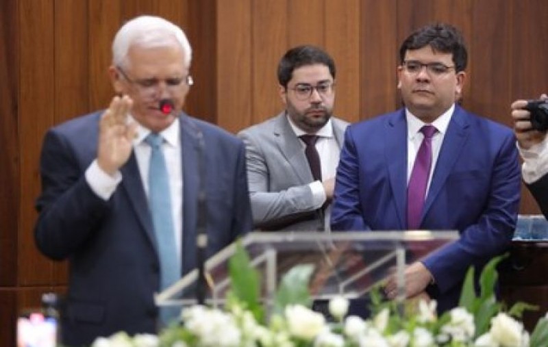 Governador e vice-governador eleitos tomam posse em solenidade na Alepi