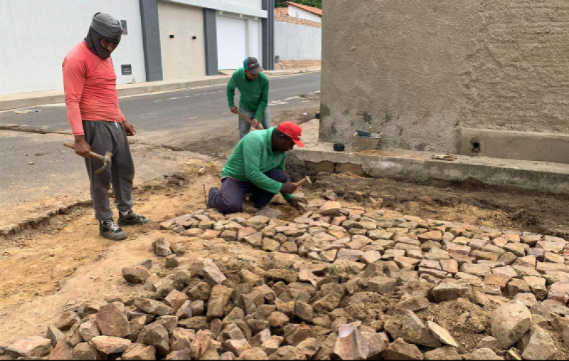 Prefeitura realiza manutenção na Rua Magno Pires