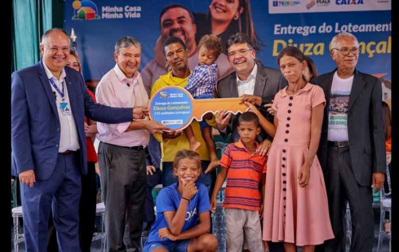 Em Teresina, 132 famílias recebem as chaves da primeira casa própria com a presença remota de Lula