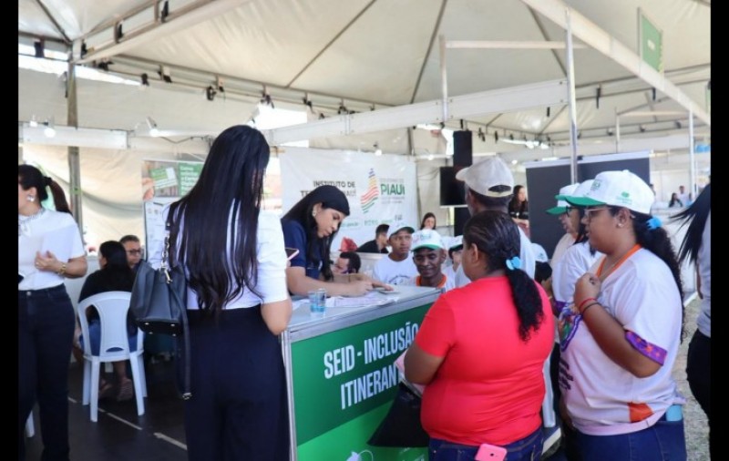 Feira de Serviços movimenta público no segundo dia do Diálogos pelo Piauí em Uruçuí