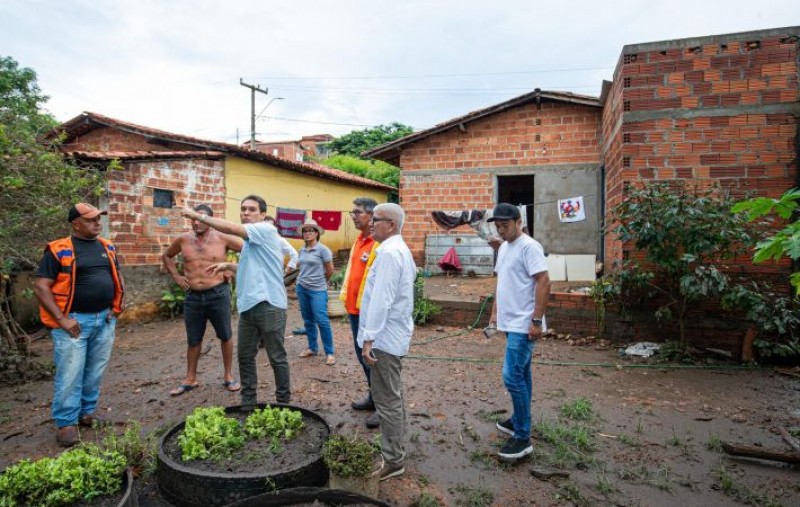 Prefeito acompanha atendimento da Sasc e Defesa Civil a famílias afetadas pelas chuvas na região do Vão Seco